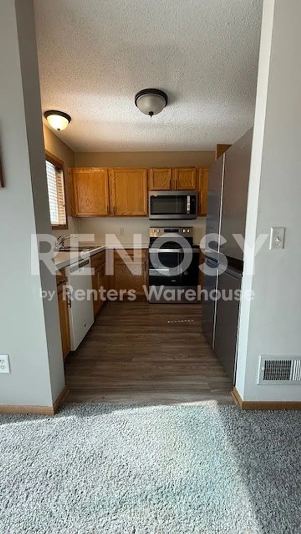 Available Now 2 Bedroom 1.5 Bath Townhouse in Apple Valley — Photo 3