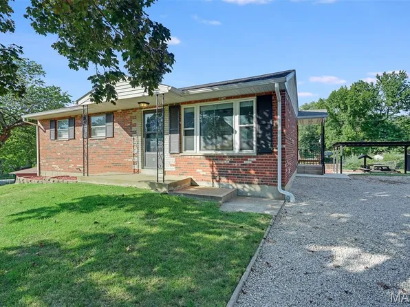 135 Appletree Ln, Glen Carbon, IL 62034