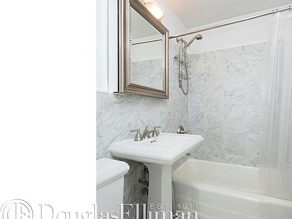 4th image of 212 E 77th St APT 2C