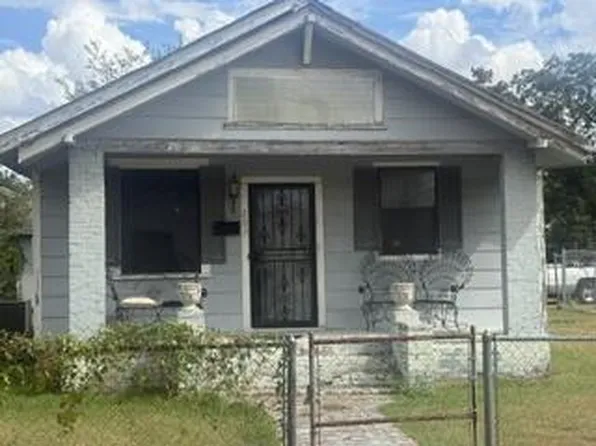 207 10th St, Greenwood, MS 38930