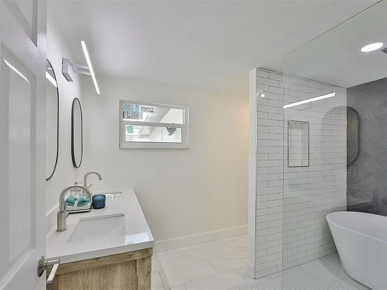 2028 N Betty Ln — Photo 11