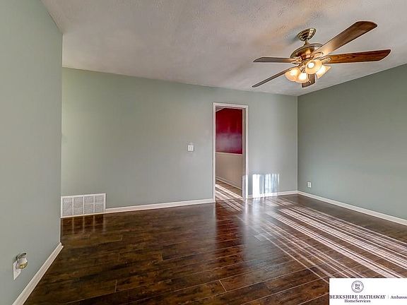 3rd image of 7624 Park View Blvd