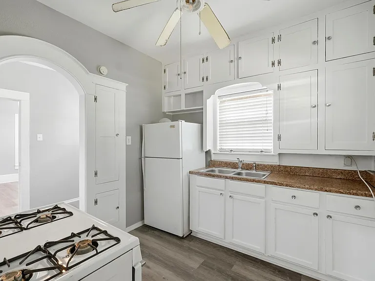 735 Victoria St — Photo 23