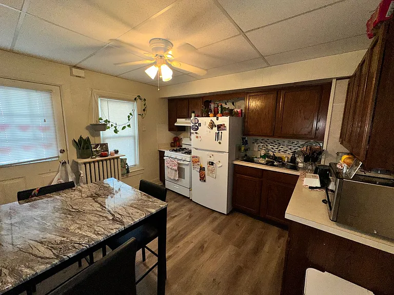 411 W Broadway St — Photo 3
