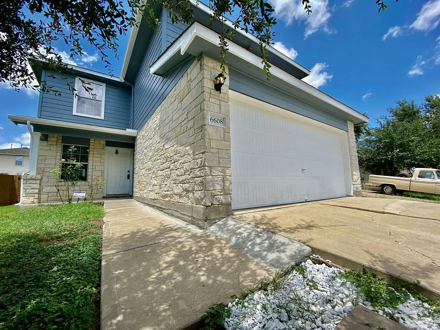4 Bedroom, 3 Bathroom in Del Valle!! — Photo 2