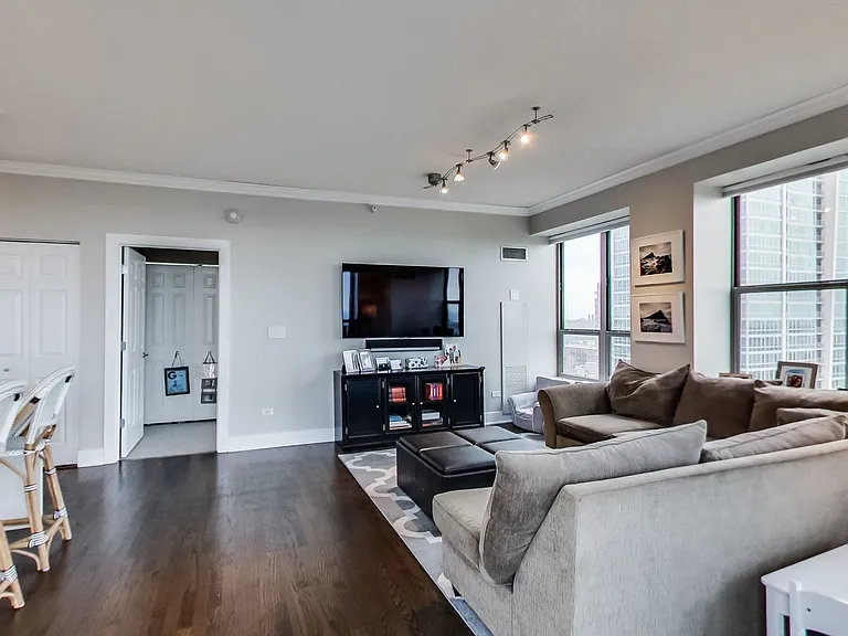 1717 S Prairie Ave — Photo 2