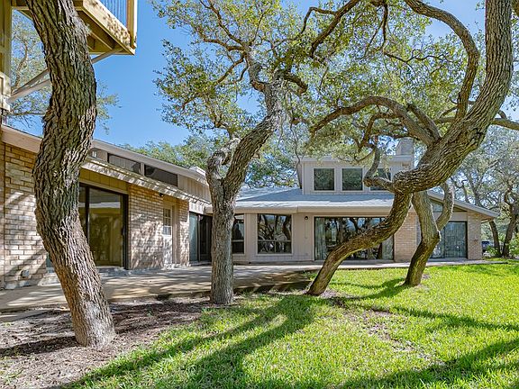 4th image of 1901 Crescent Dr