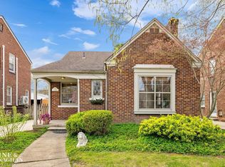 2049 Lochmoor Blvd, Grosse Pointe Woods, MI 48236