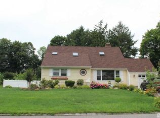 160 Overlook Ter, Roslyn Heights, NY 11577