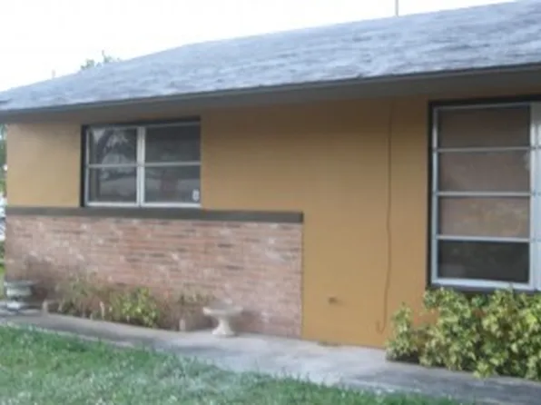 104 8th St, Lake Park, FL 33403