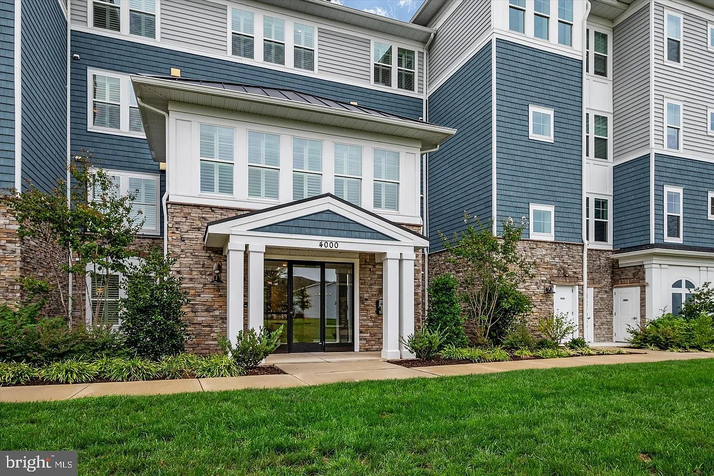 2 bed, 2.5 bath, 1900 sqft, $4,200 — Photo 2