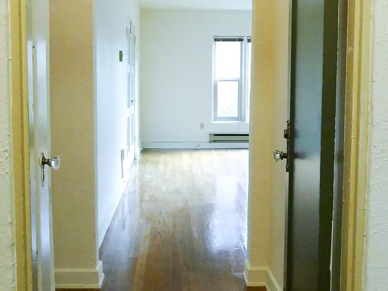 420 13th Ave E — Photo 2