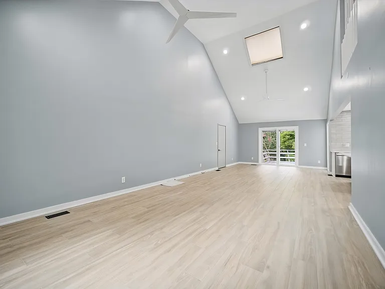 1044 Commodore Dr — Photo 10