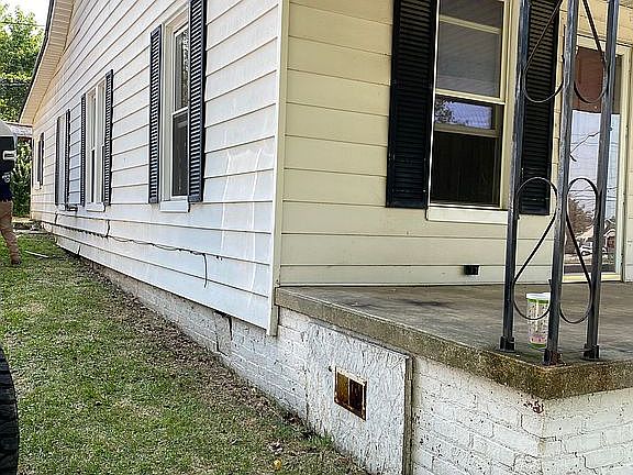 3rd image of 220 E Sevier Ave