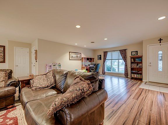 5th image of 1501 W Pine Ave