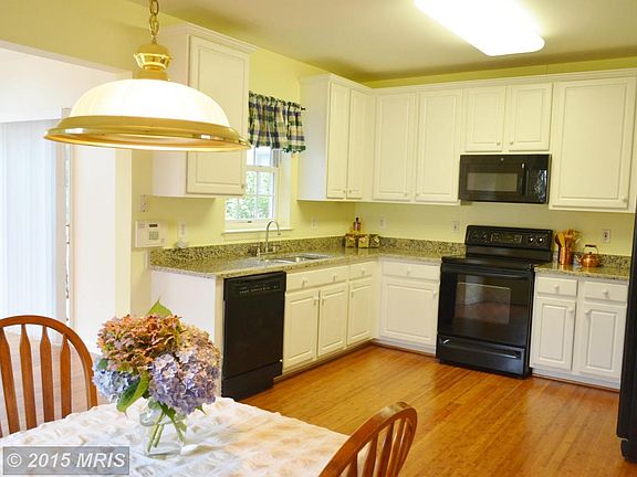 Breakfast Rm & View of Kitchen