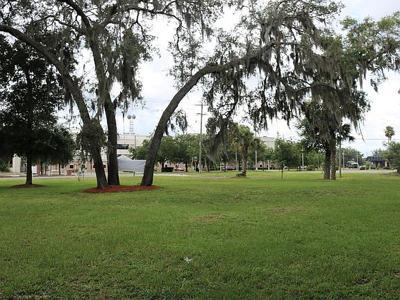 4th image of 904 Magnolia Ave