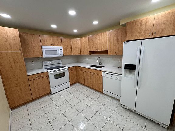 5th image of 901 Cypress Terrace #103
