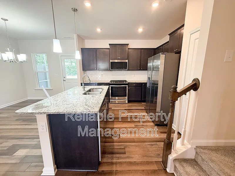 3 bed, 2.5 bath, $1,900 — Photo 2