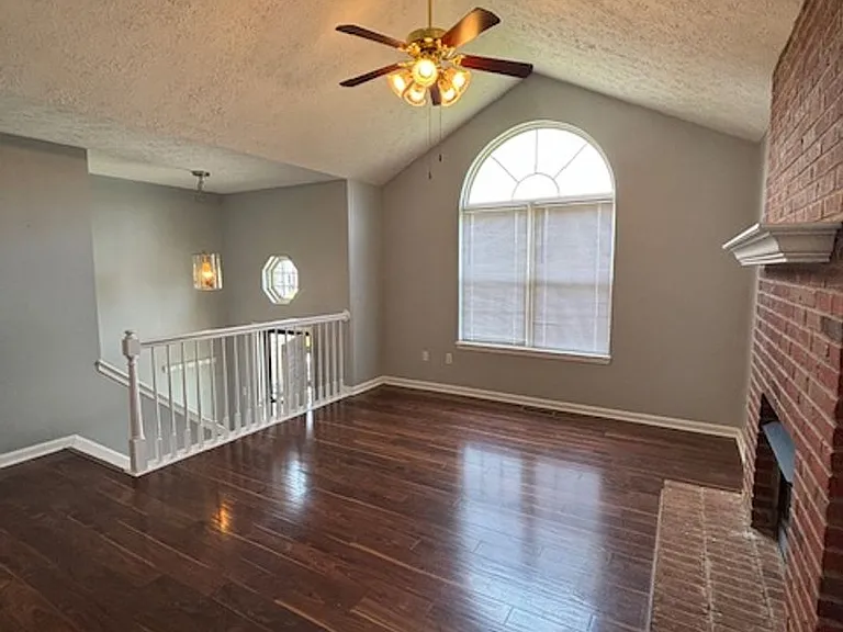 210 Scarlet Ave — Photo 2