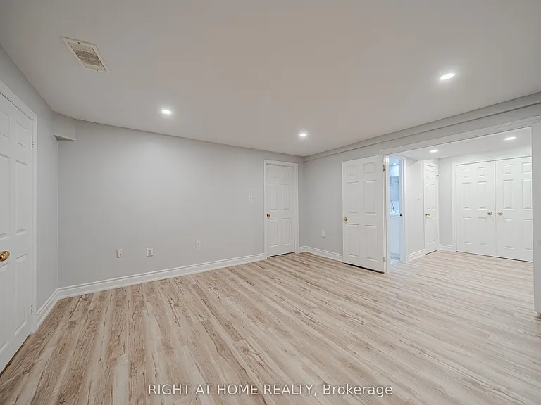 3 Glenayr Rd #LOWER — Photo 26
