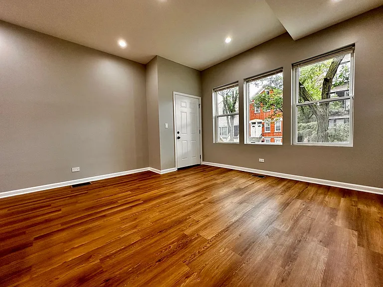 Amazing 4-bed Duplex by UIC — Photo 19