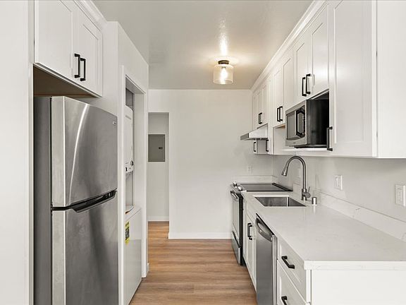 4th image of 1339 Park Dr APT 7