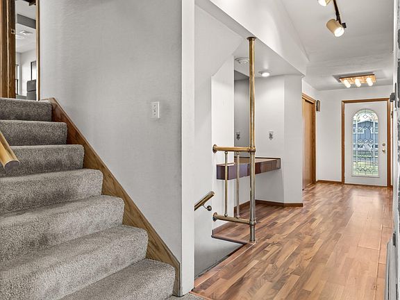 4th image of 909 Southwood Dr S