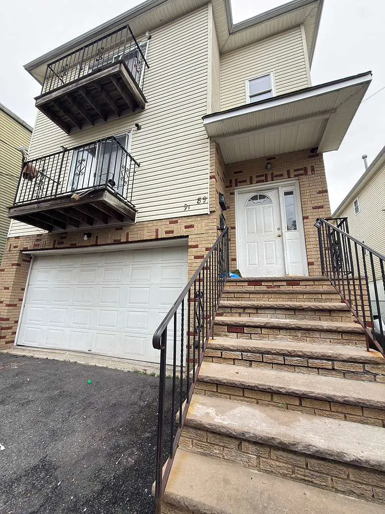 3 bed, $2,000 — Photo 1