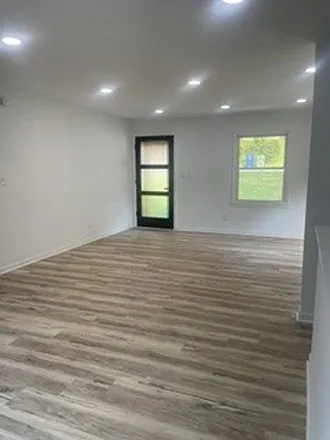 3 bed, 1755 sqft, $2,250 — Photo 2