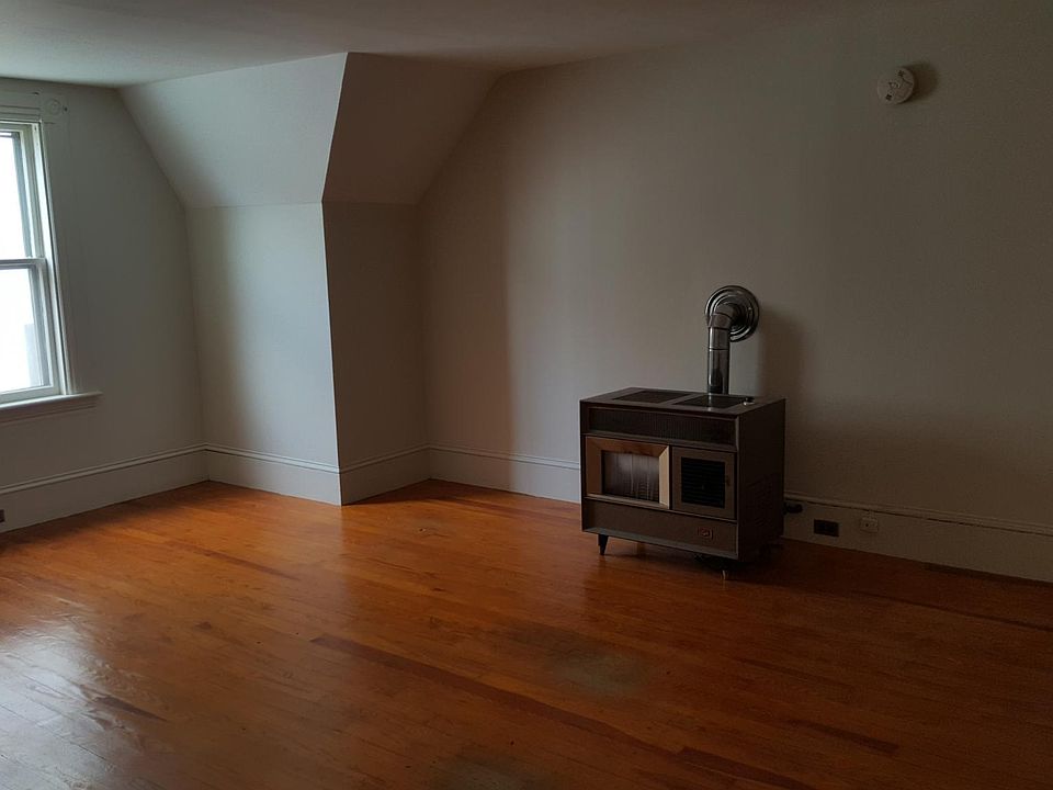 2nd image of 22 Cartier St Unit 3