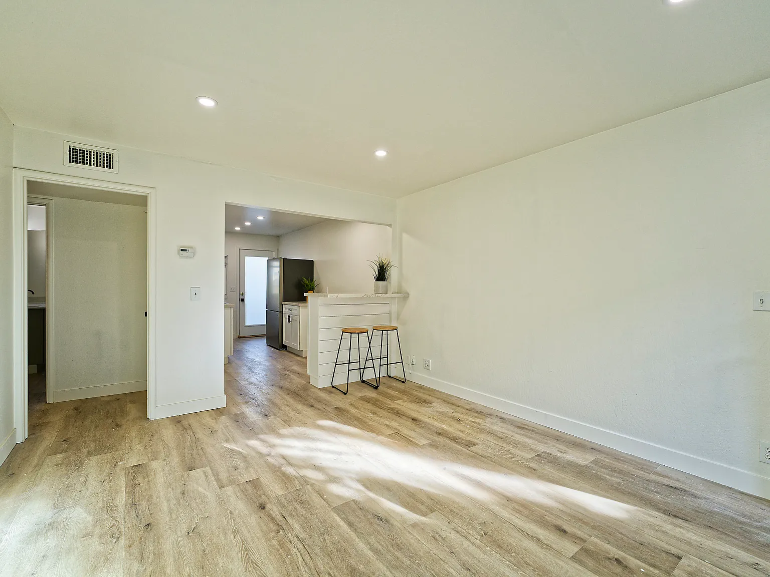 2 bed, $3,275 — Photo 4