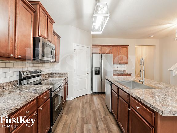 4th image of 3526 Summit Oaks Dr
