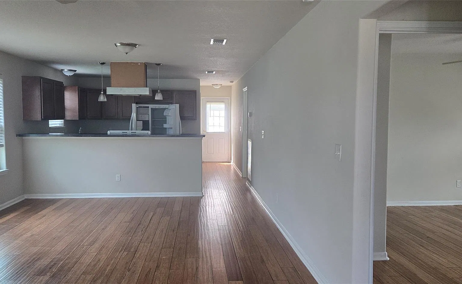 3 bed, 2.0 bath, 1400 sqft, $1,550 — Photo 2