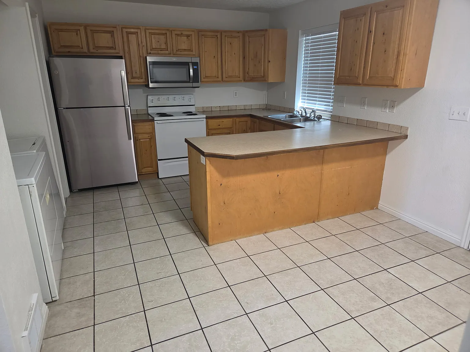3 bed, 1.5 bath, 1250 sqft, $1,300 — Photo 1