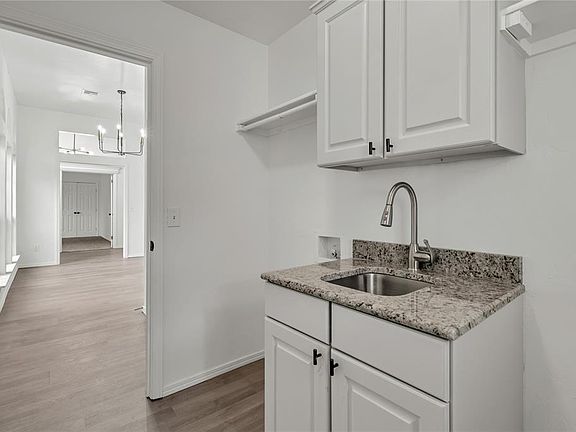 5th image of 11245 NW 101st St