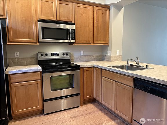 5th image of 211 Broadway Street