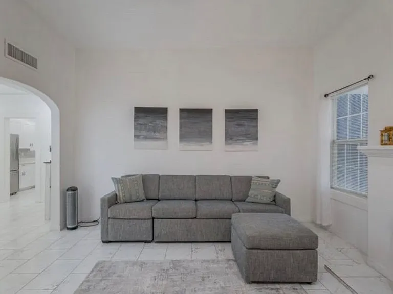 1537 Drew St — Photo 7