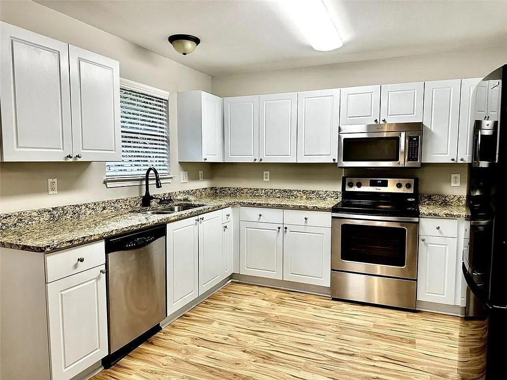3 bed, 2.5 bath, 2181 sqft, $2,000 — Photo 4