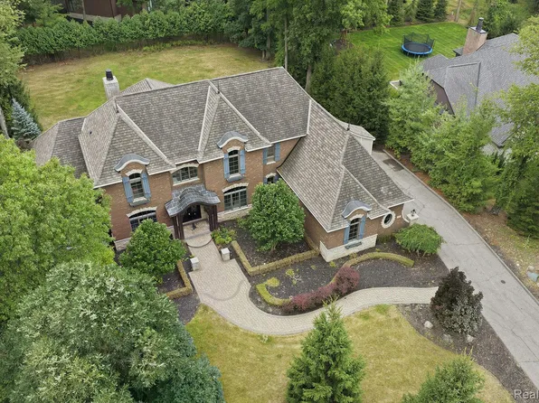 2707 Turtle Lake Dr, Bloomfield Hills, MI 48302