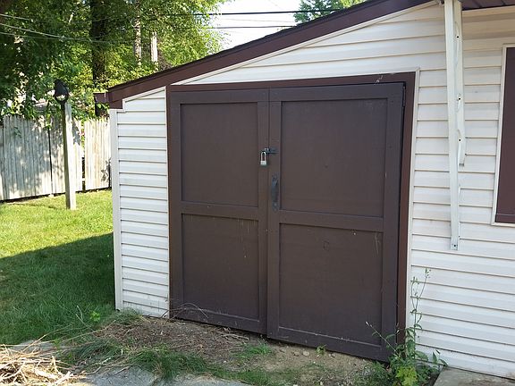 3rd image of 922 Millard Ave