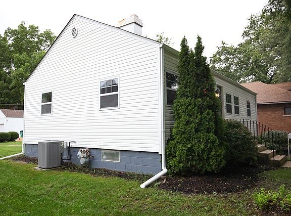 3rd image of 906 W Mason Ave