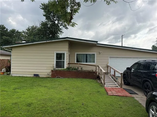 404 S Overlook Dr, Coffeyville, KS 67337