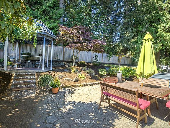 Fenced, private, patio, deck, gazebo!!