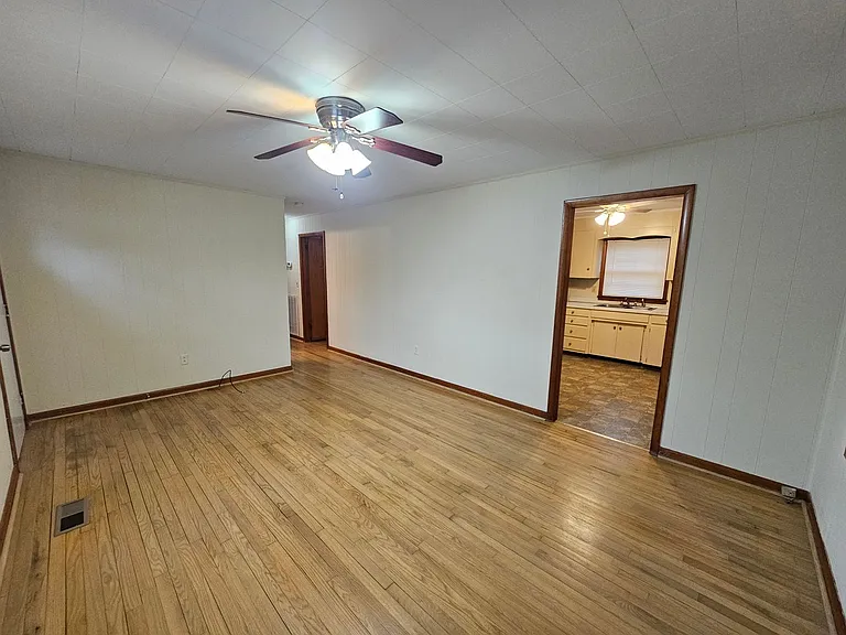 504 Casey St — Photo 3