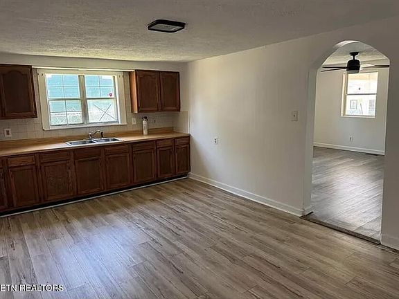 4th image of 2437 Selma Ave