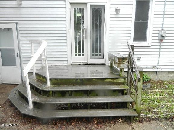 3rd image of 28 E 17th St