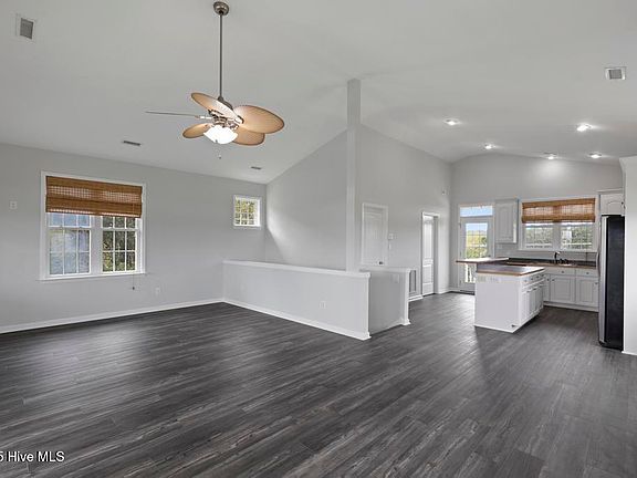 5th image of 184 Grandview Dr