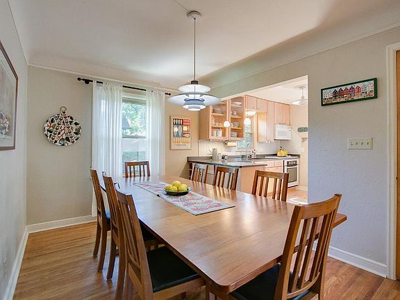 4th image of 2043 Sargent Ave