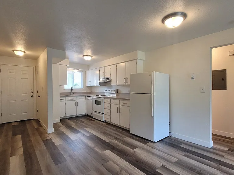 624 NE Housley Ave #3 — Photo 6